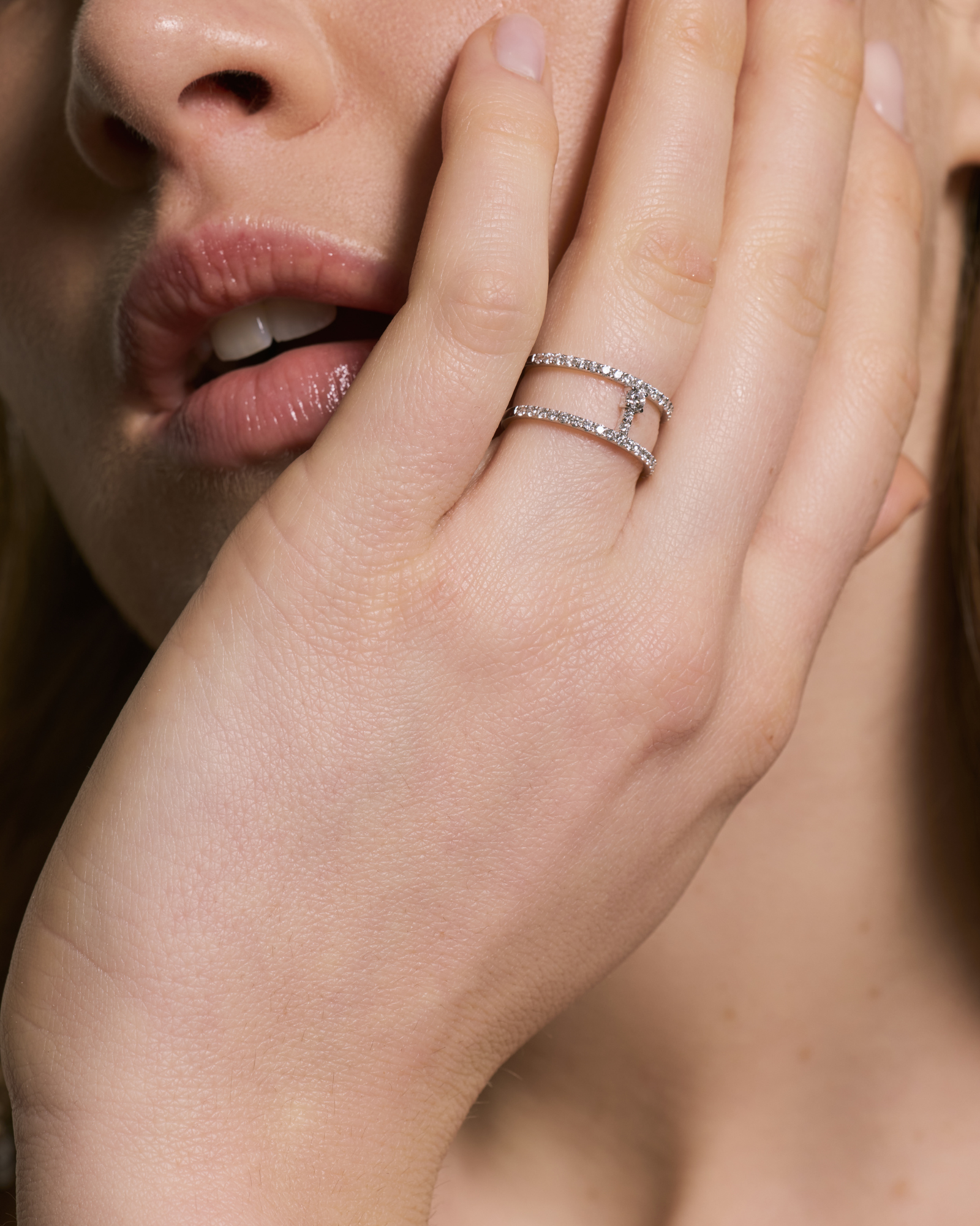 Bague pavée deux rangs en or blanc recyclé 14 carats et diamant de synthèse