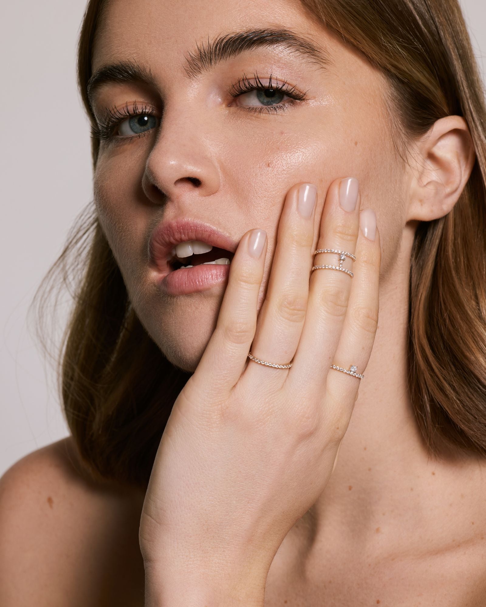 Bague solitaire pavée en or blanc recyclé 14 carats et diamant de synthèse