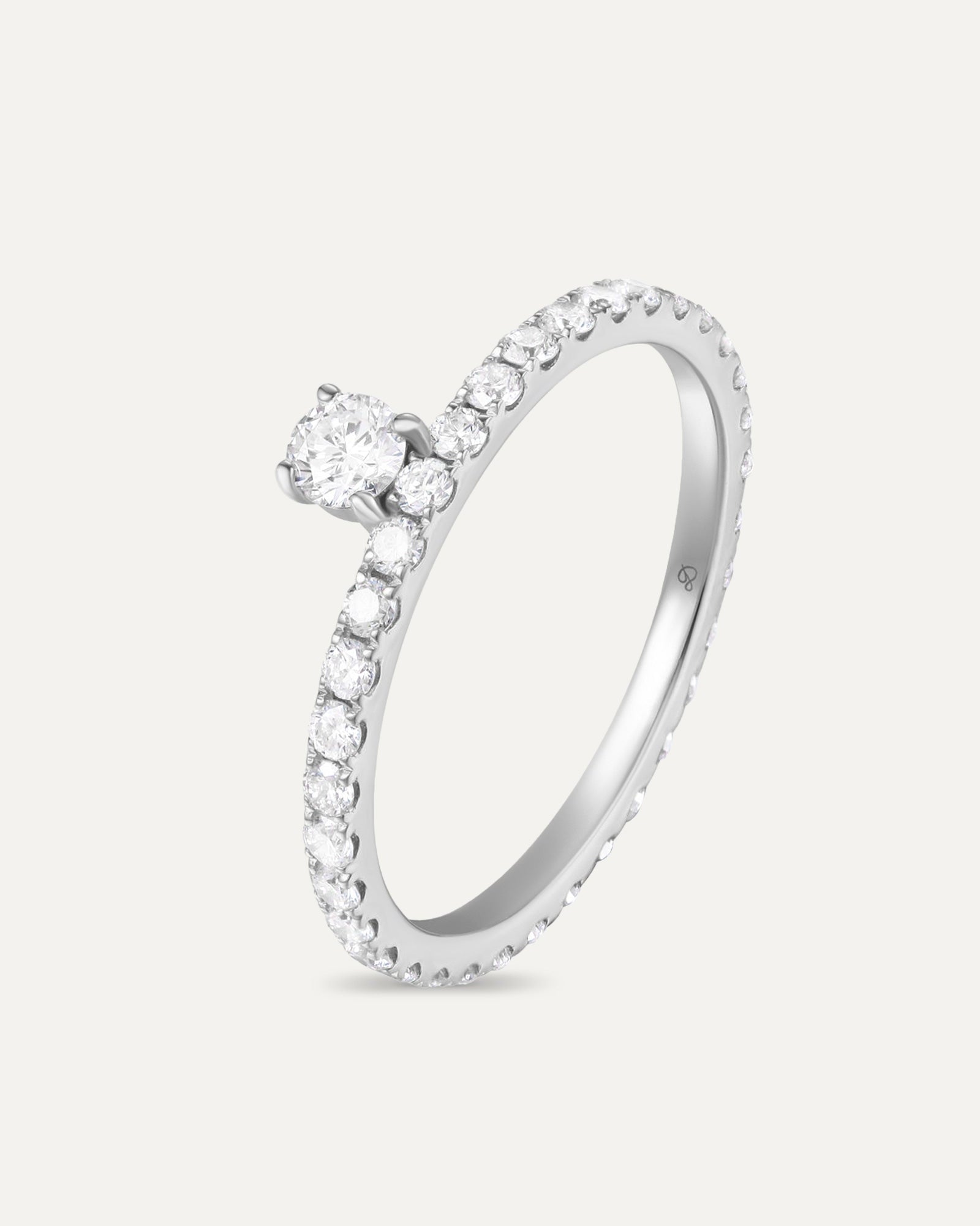 Bague solitaire pavée en or blanc recyclé 14 carats et diamant de synthèse