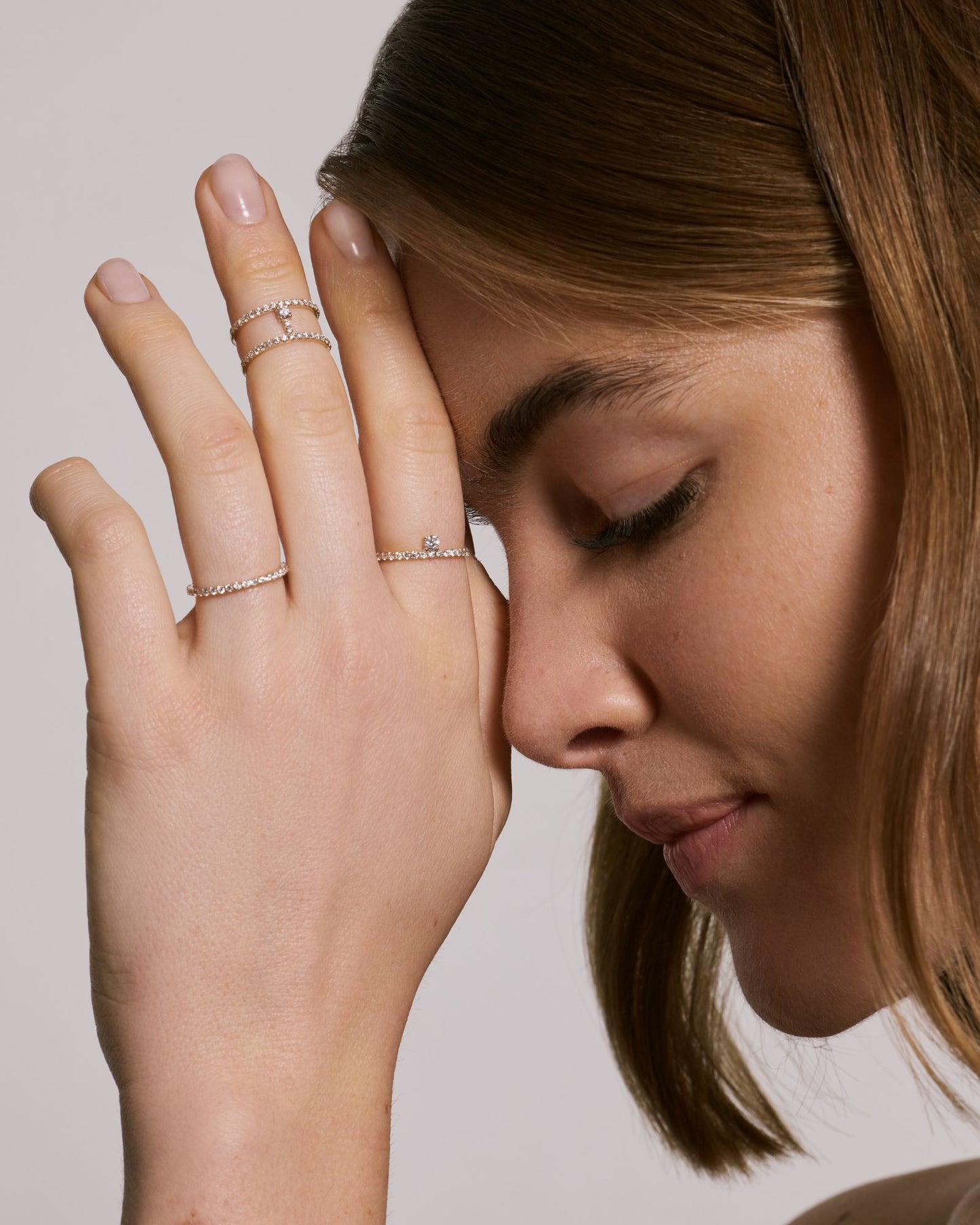 Bague solitaire pavée en or jaune recyclé 14 carats et diamant de synthèse