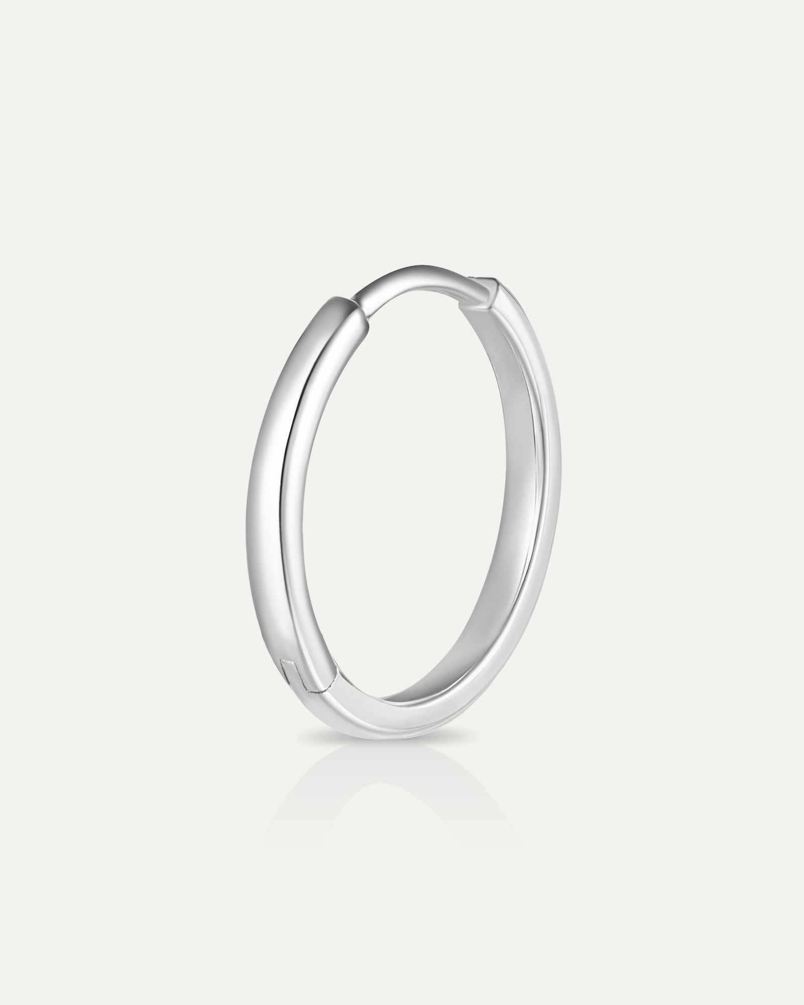 Créole en or blanc recyclé 14 carats et diamant de synthèse
