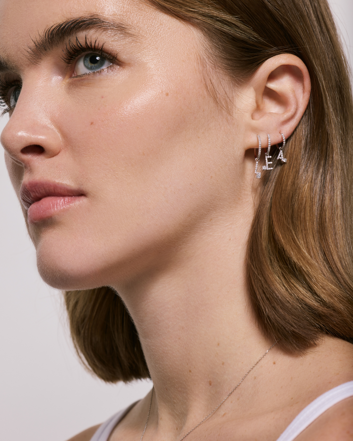 Boucle d'oreille pavée en or blanc recyclé 14 carats et diamant de synthèse