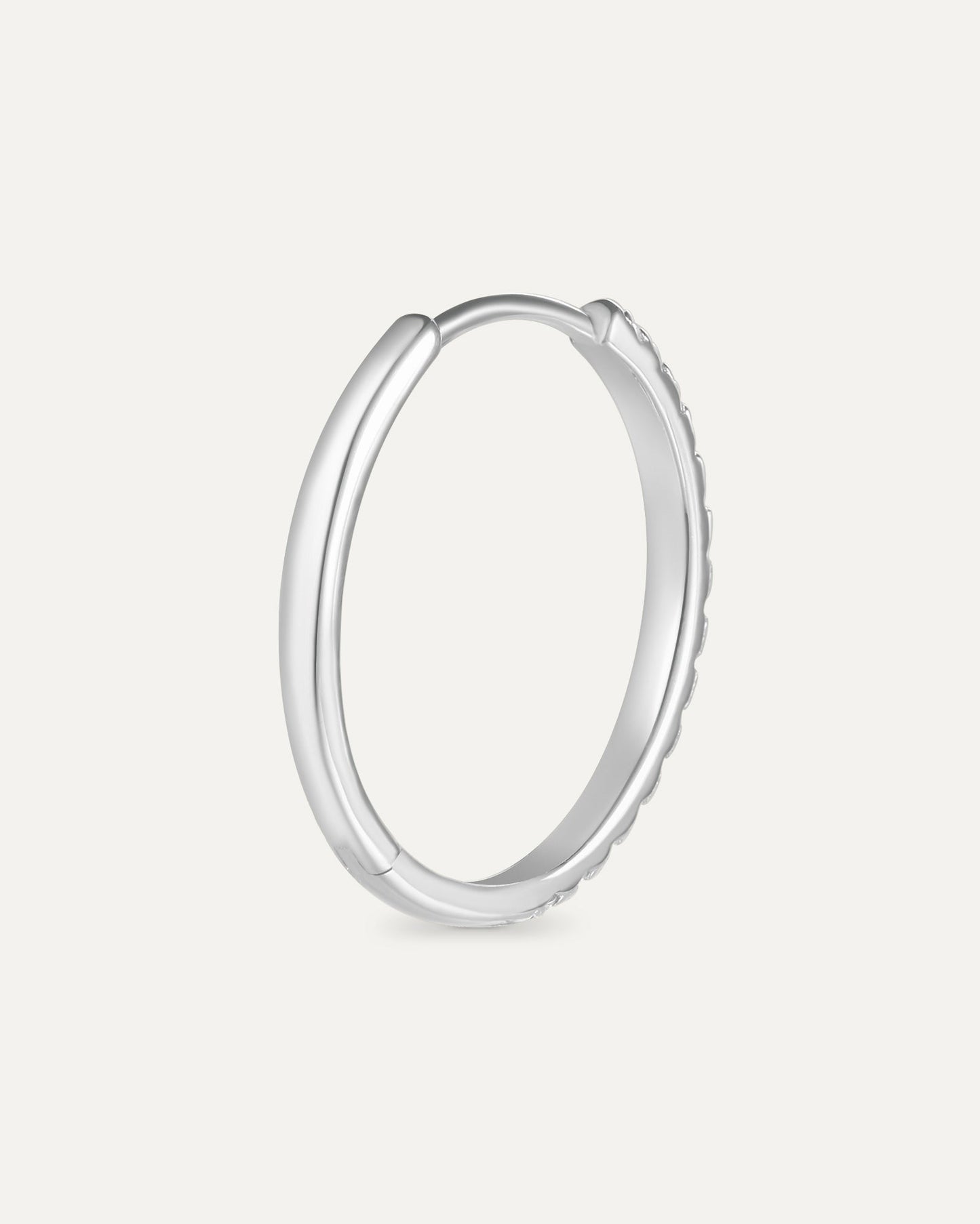 Boucle d'oreille pavée en or blanc recyclé 14 carats et diamant de synthèse