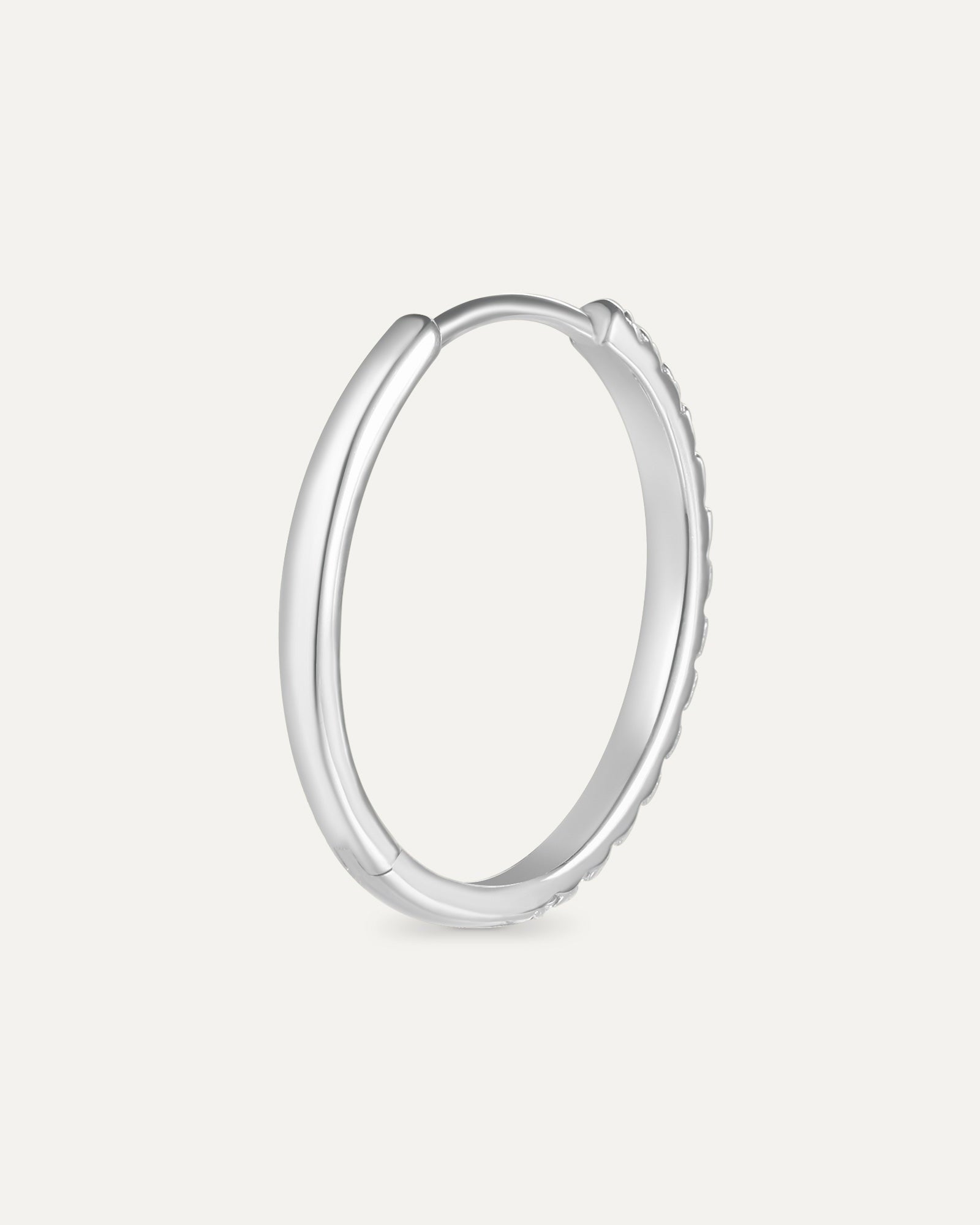 Boucle d'oreille pavée en or blanc recyclé 14 carats et diamant de synthèse