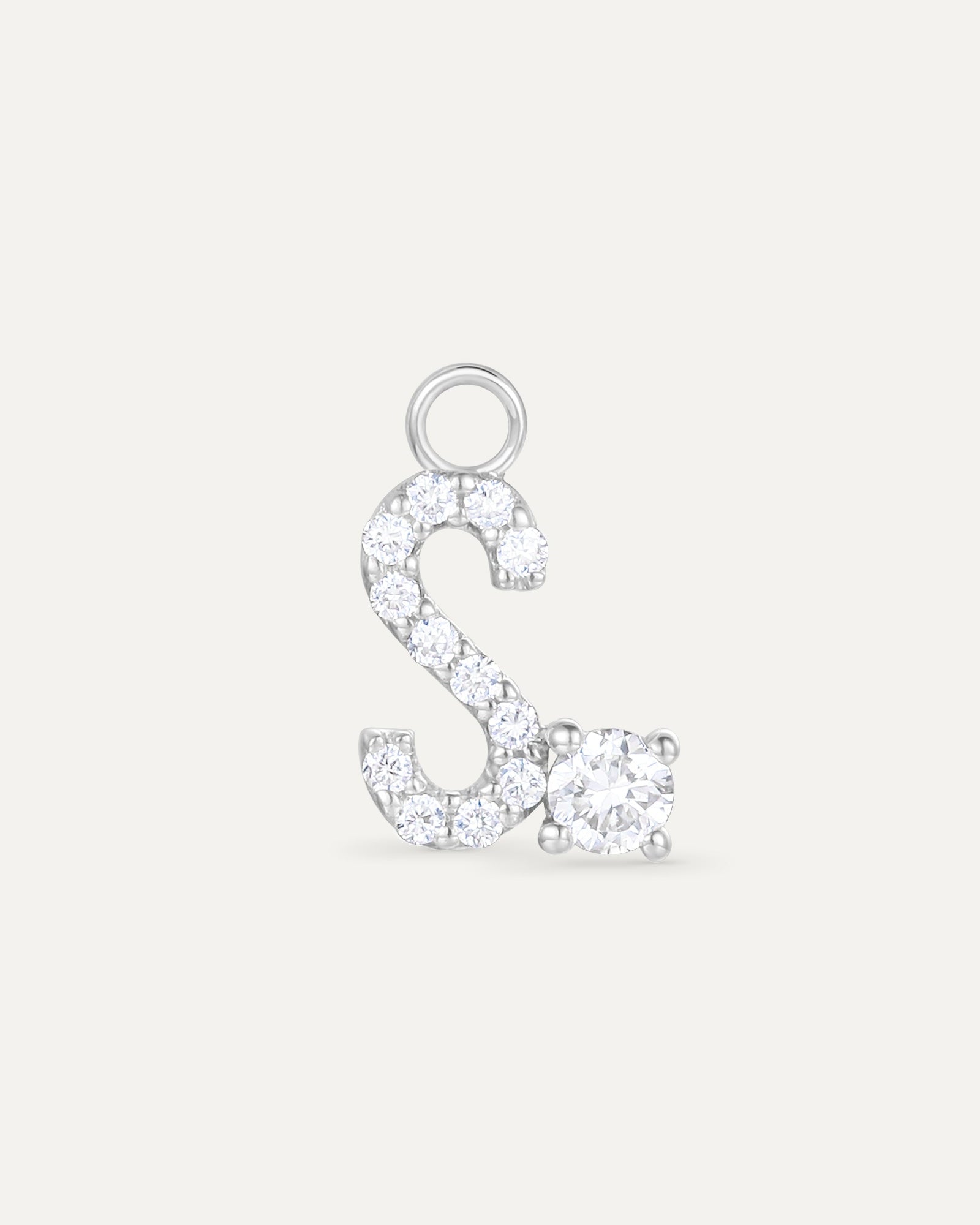 Charm lettre S en or blanc recyclé 14 carats et diamant de synthèse