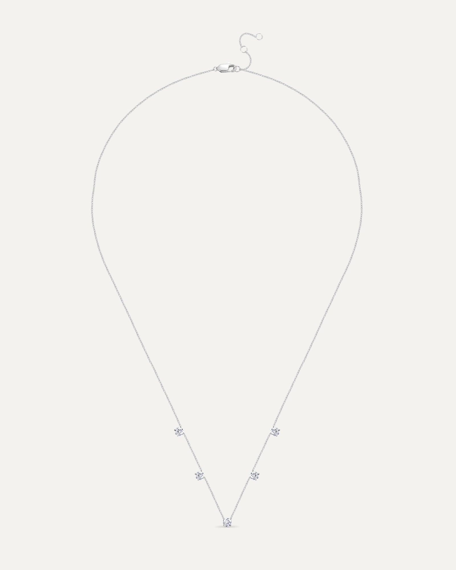 Collier avec cinq diamants en or blanc recyclé 14 carats et diamant de synthèse