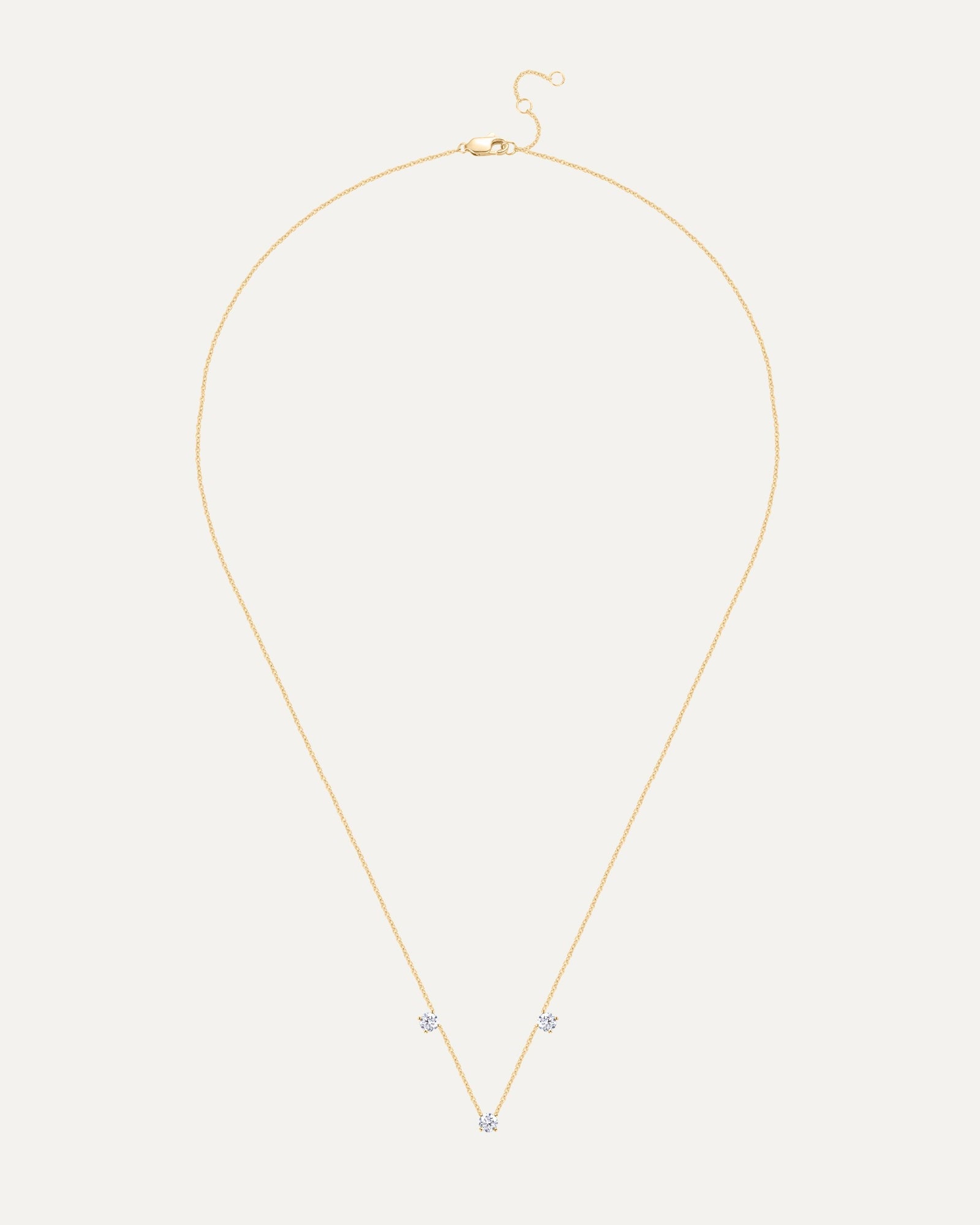 Collier avec trois diamants en or jaune recyclé 14 carats et diamant de synthèse
