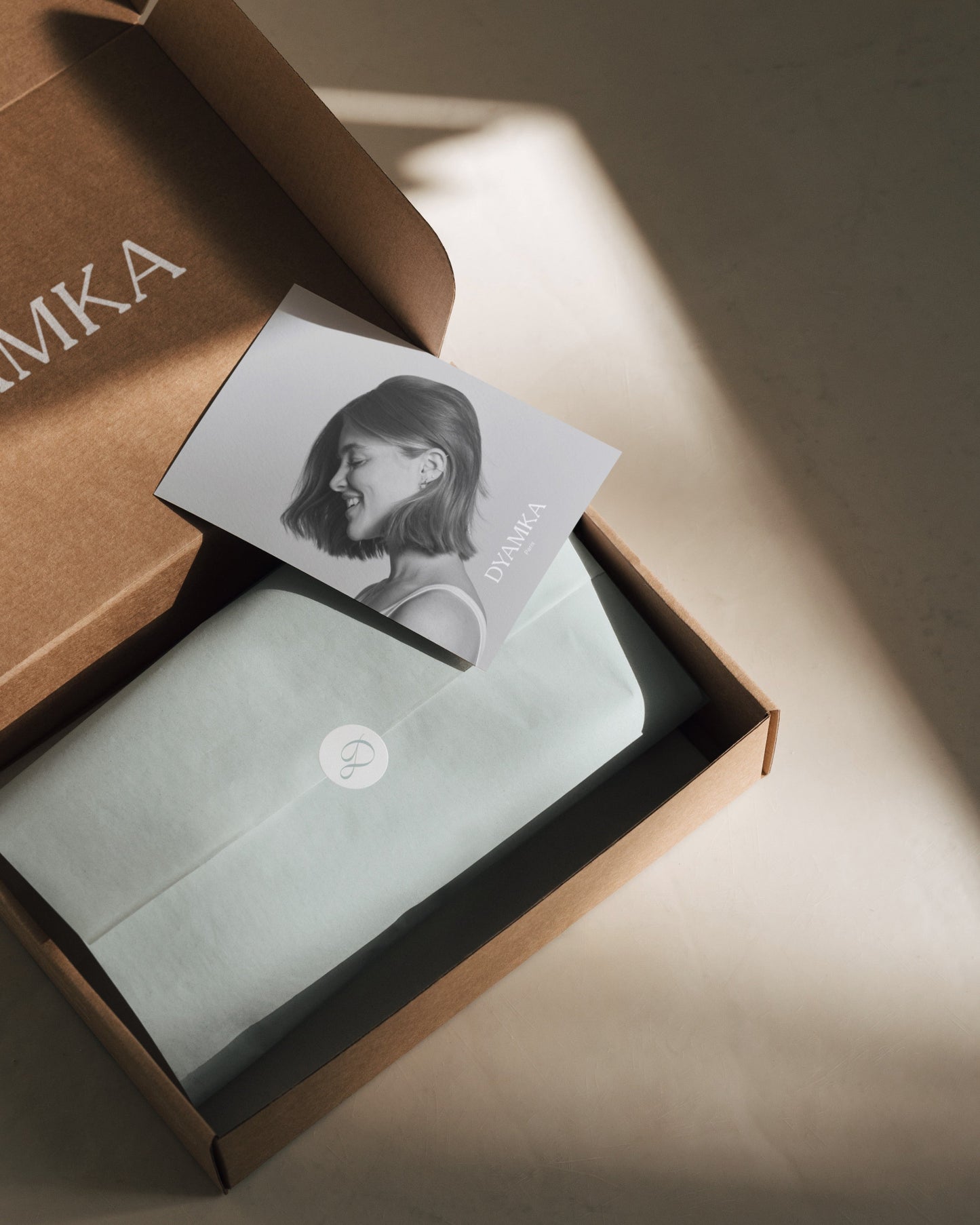 Boîte DYAMKA avec papier de soie et carte de remerciement