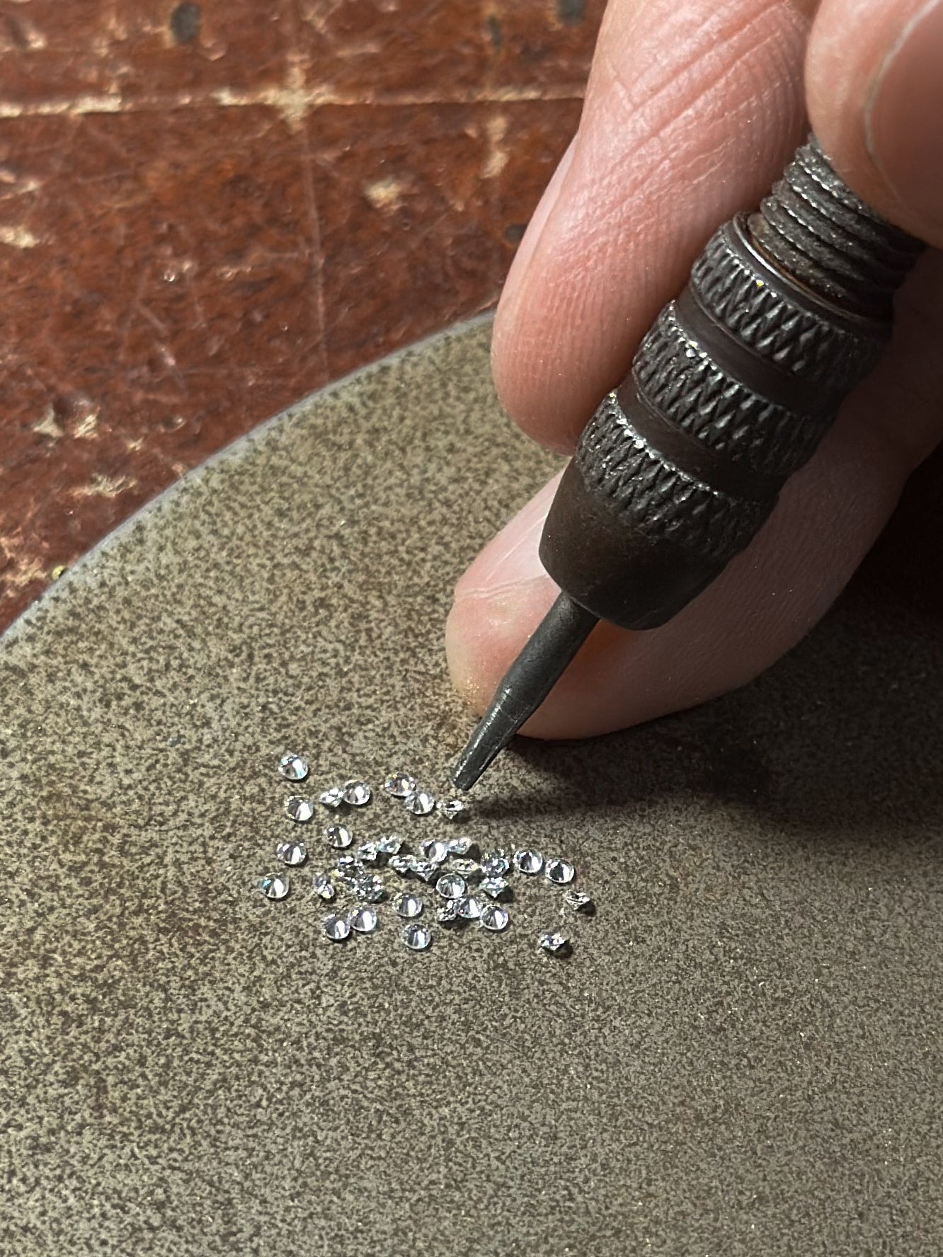 Sélection de diamants de qualité pour un bijou en or et diamant