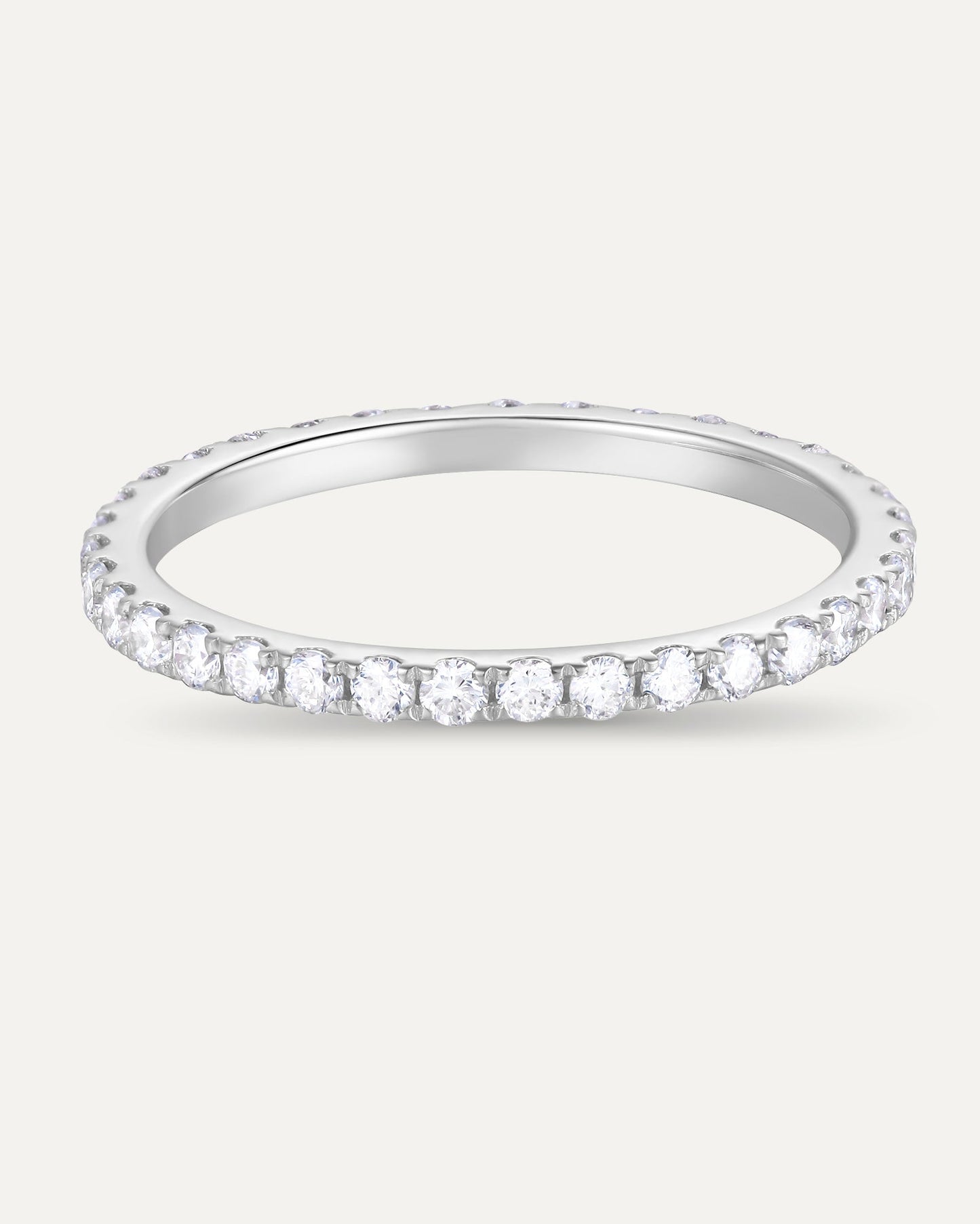 Détail pavage 0,51 carat sur alliance en or massif 375 blanc