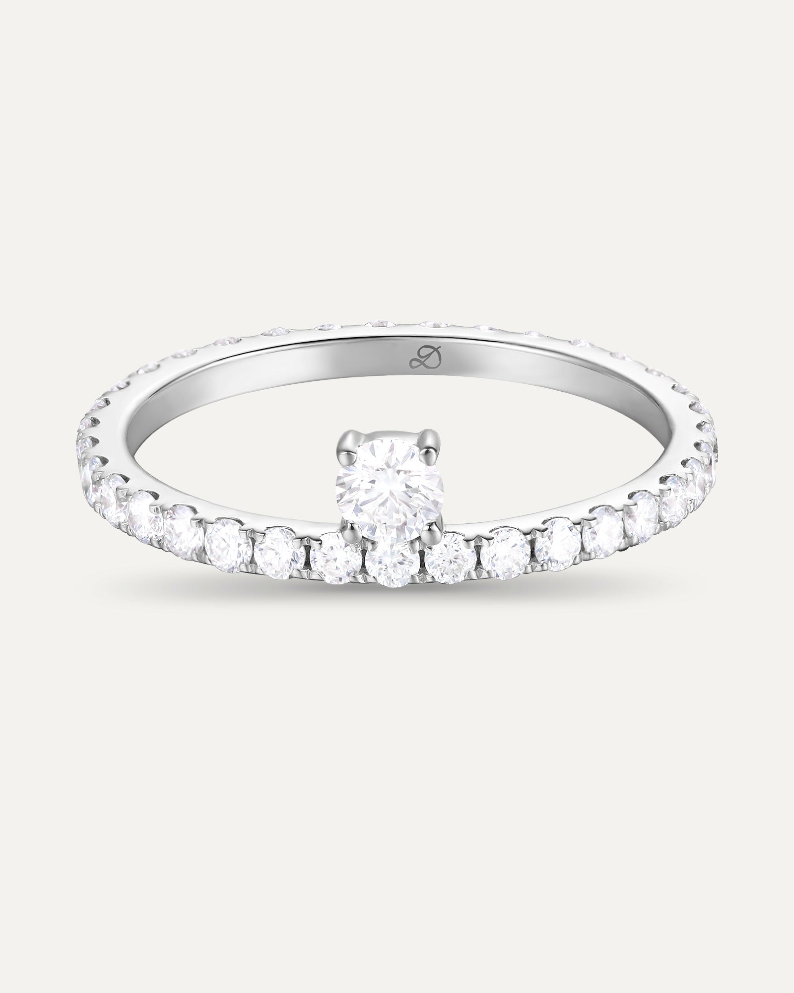 Détail diamant solitaire déporté sur bague 0,61 carat en or massif 375 blanc