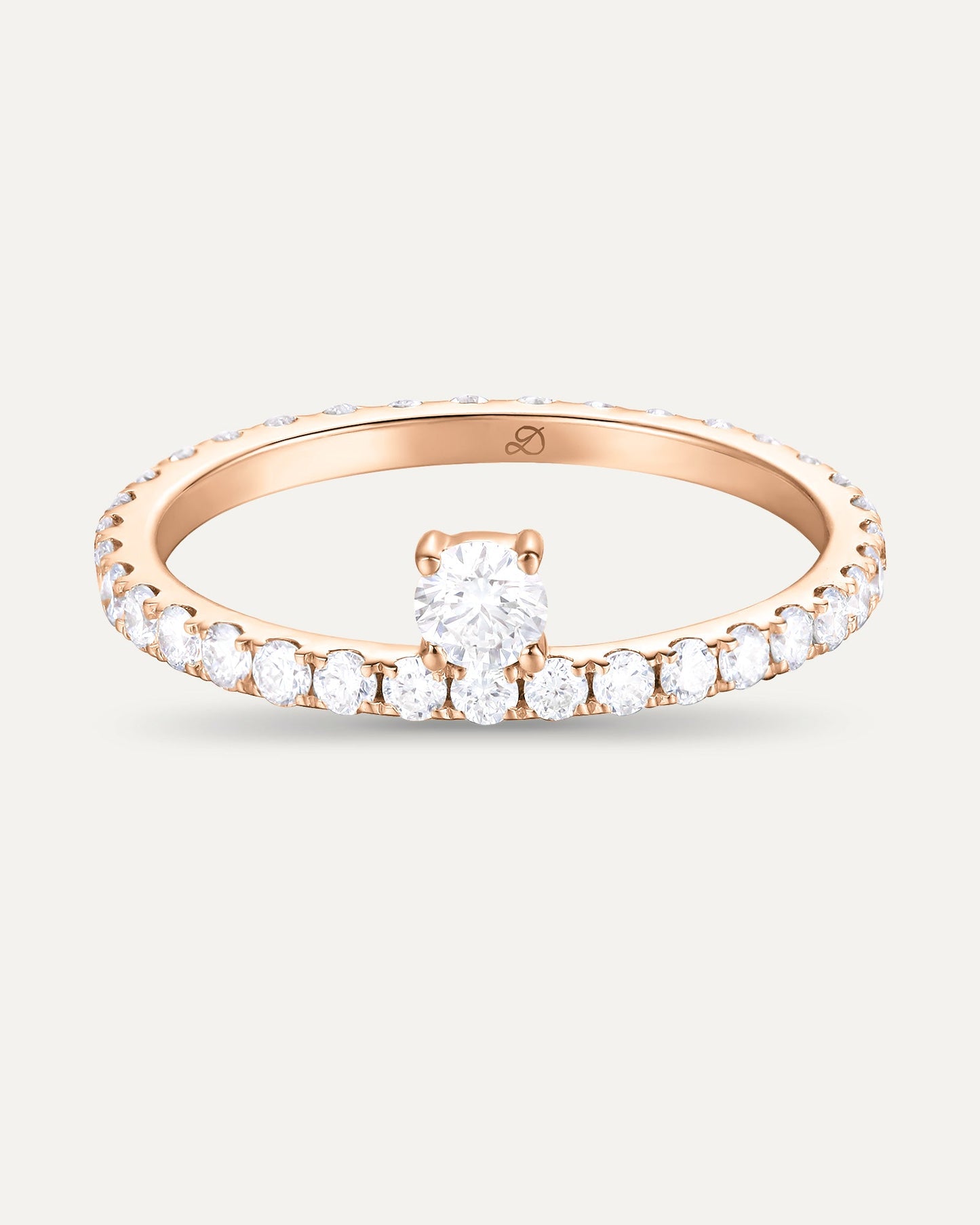 Détail diamant solitaire déporté sur bague 0,61 carat en or massif 375 rose