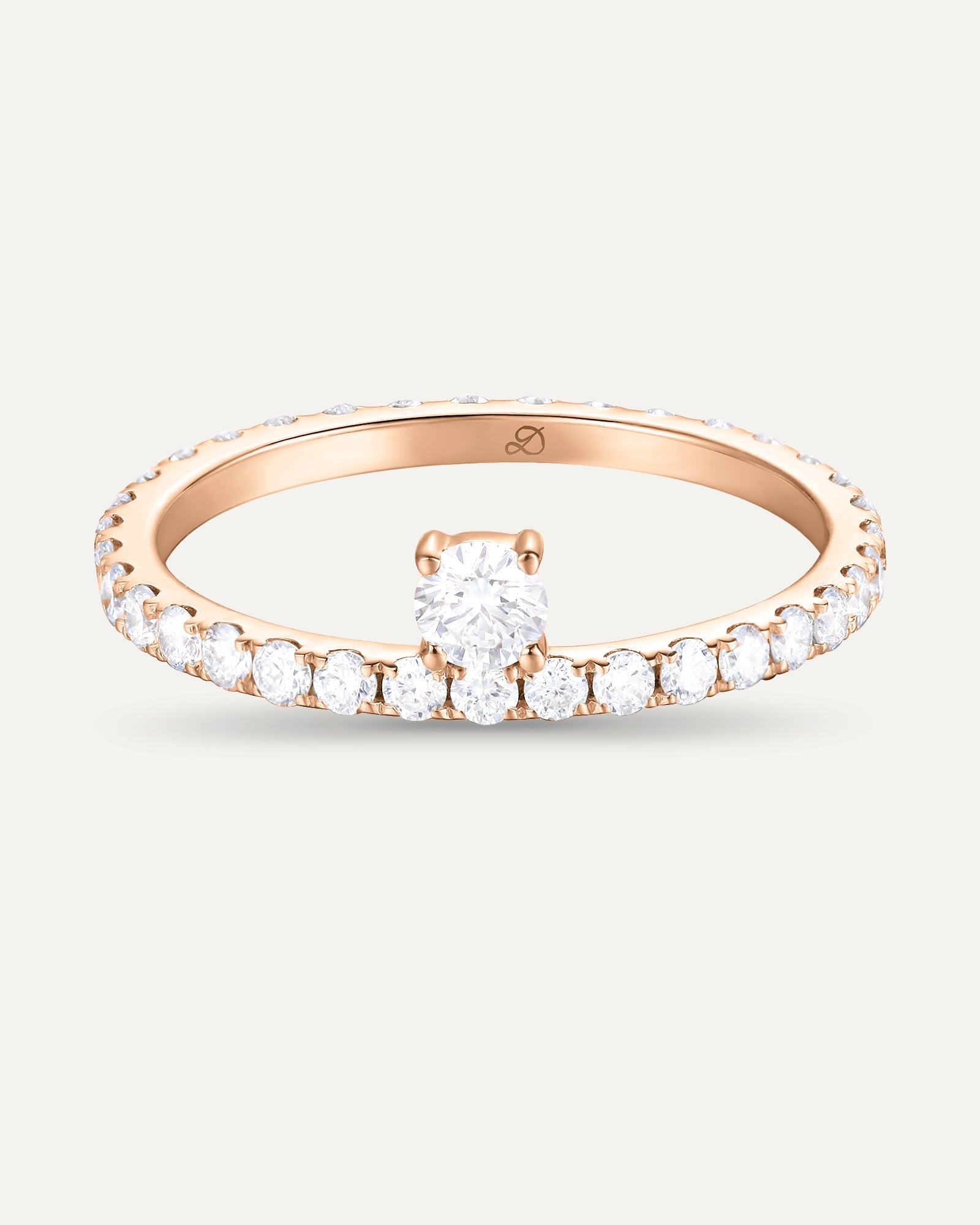 Détail diamant solitaire déporté sur bague 0,61 carat en or massif 375 rose