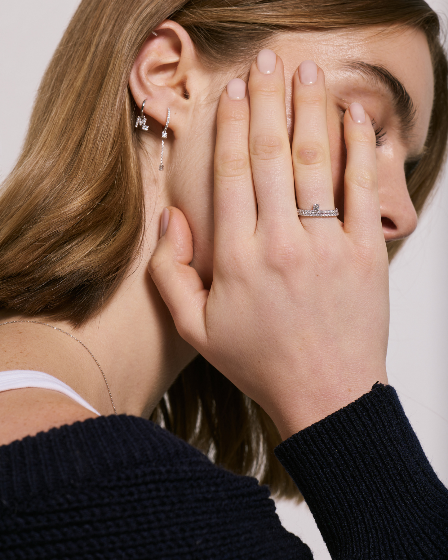 Bague diamant 0,61 carat en or massif 375 blanc portée