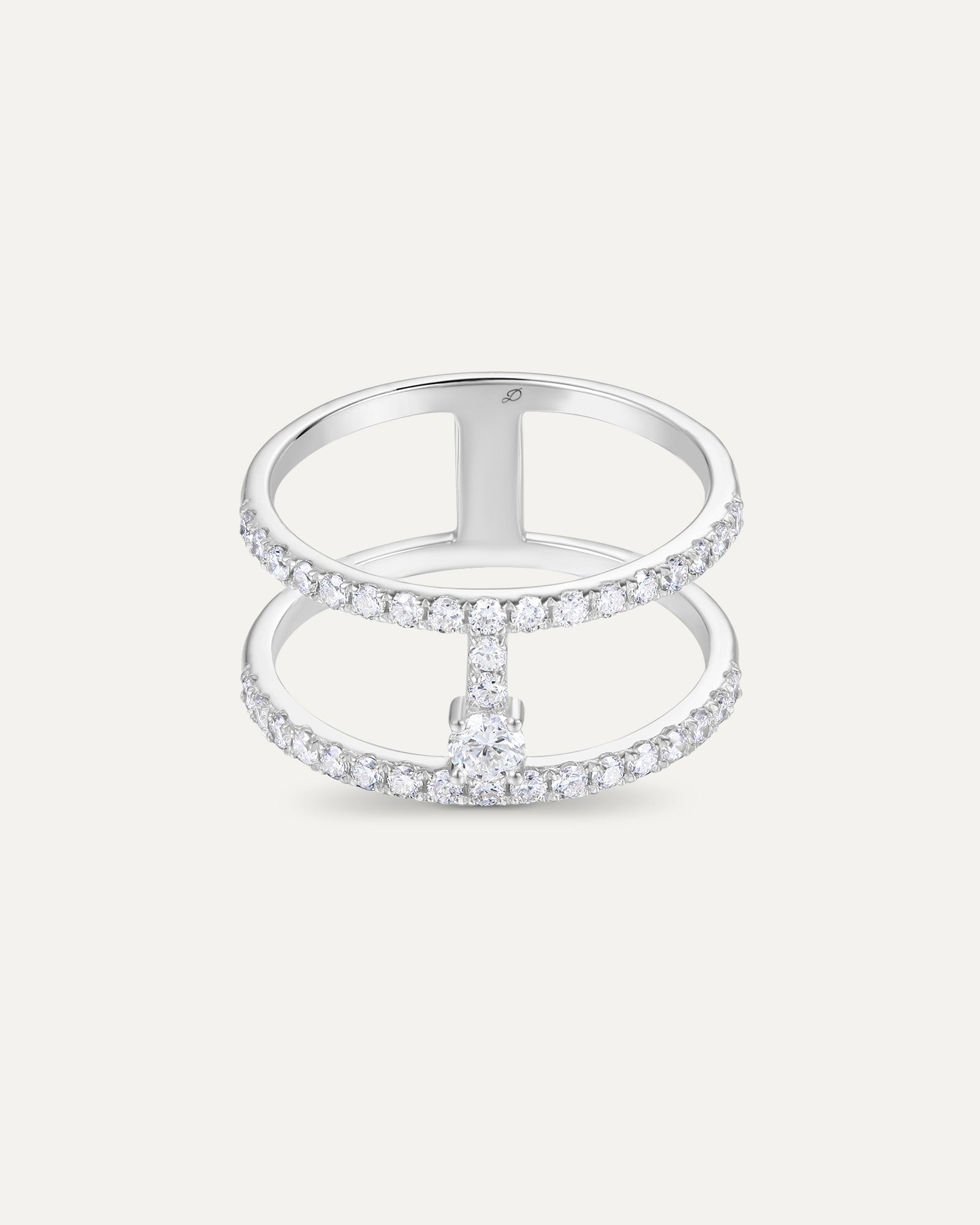 Détail pavage diamant sur bague 2 rangs en or massif 375 blanc