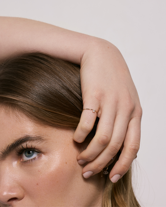 Bague diamant solitaire 0,10 carat en or massif 375 jaune portée - BA0258554J - BA0258554B