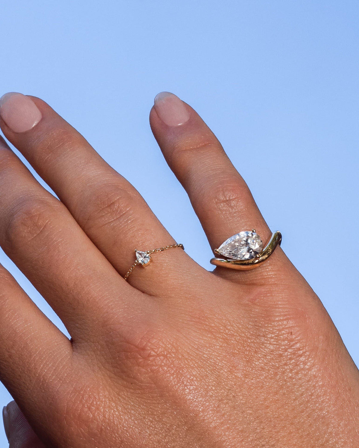 Bague LA POIRE Dune 1 carat et bague chaîne Intime en or jaune massif 14 carats, diamants taille poire portés — DYAMKA