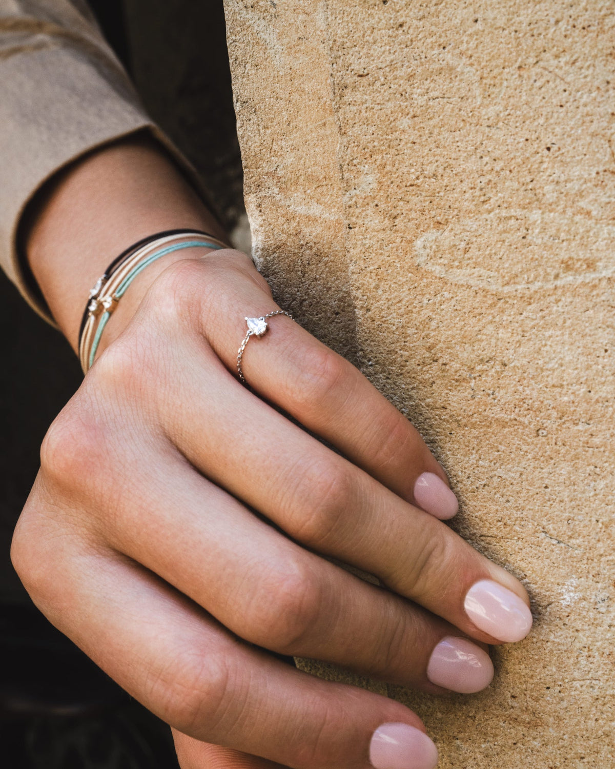 Bague chaîne LA POIRE Intime et bracelet en or jaune massif 14 carats, diamants de synthèse taille poire portés — DYAMKA
