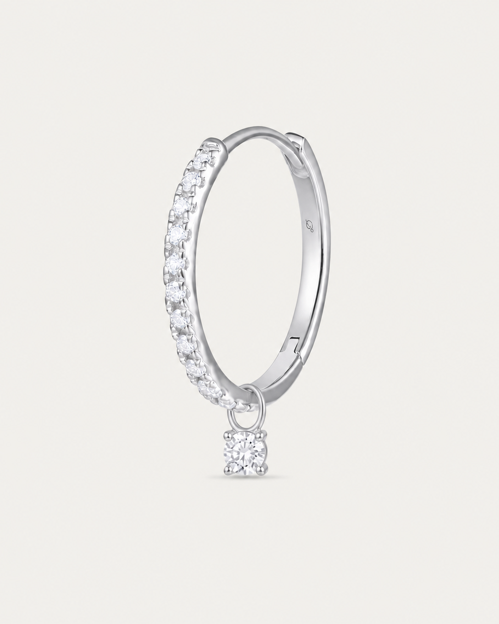 Boucle d'oreille MUST Créole Pavée Solo — or blanc massif 14 carats pavé diamants charm solitaire