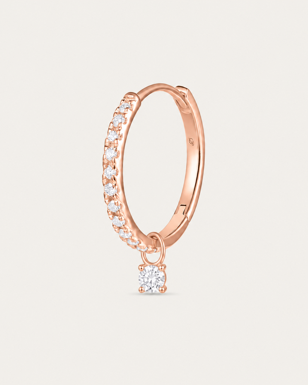 Boucle d'oreille MUST Créole Pavée Solo — or rose massif 14 carats pavé diamants charm solitaire
