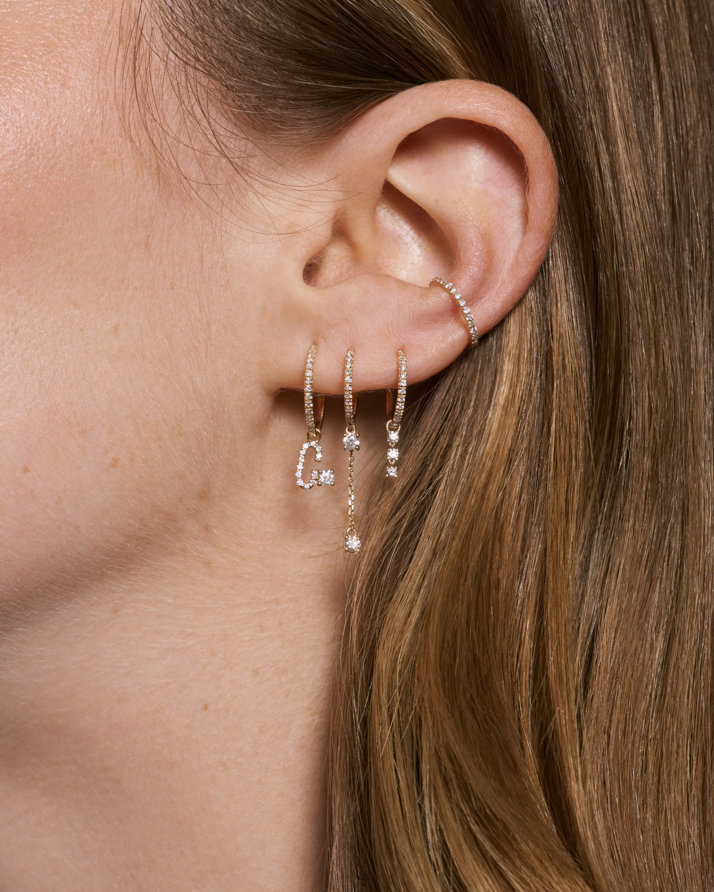 Boucles créoles pavées diamant en or massif 375 portées