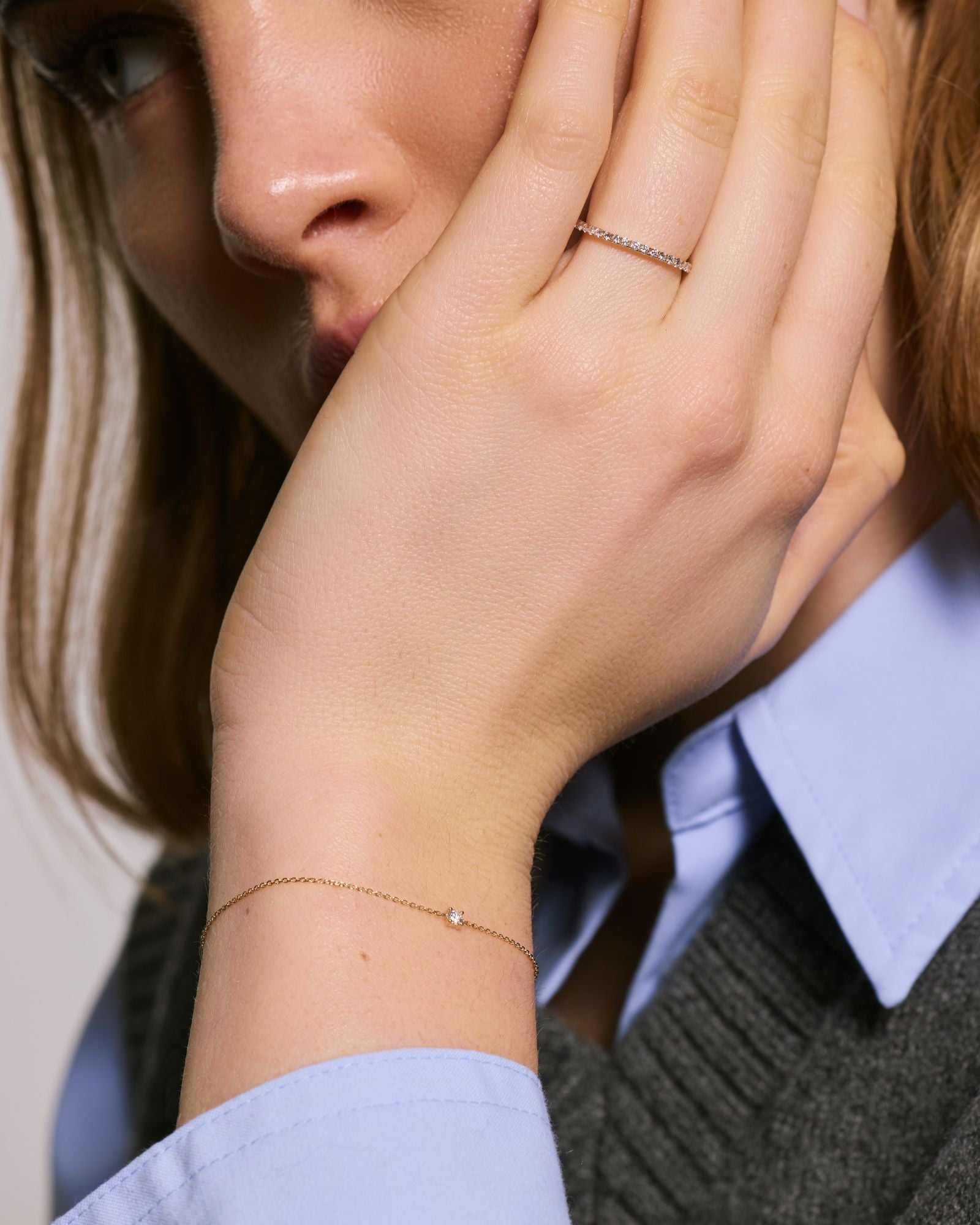 Bracelet diamant fin en or massif 375 jaune porté, bijou minimaliste femme