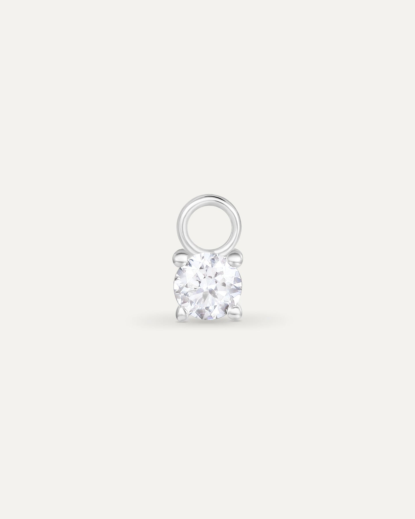 Détail diamant solitaire sur charm en or massif 375 blanc