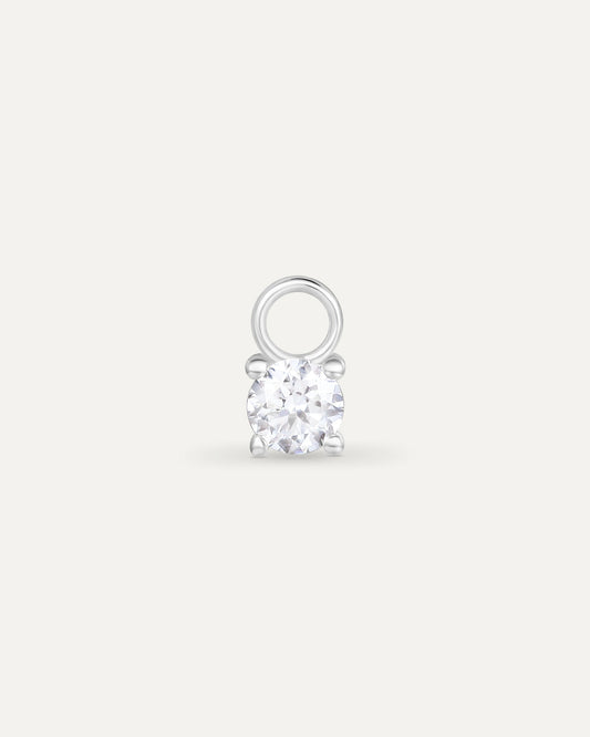 Détail diamant solitaire sur charm en or massif 375 blanc