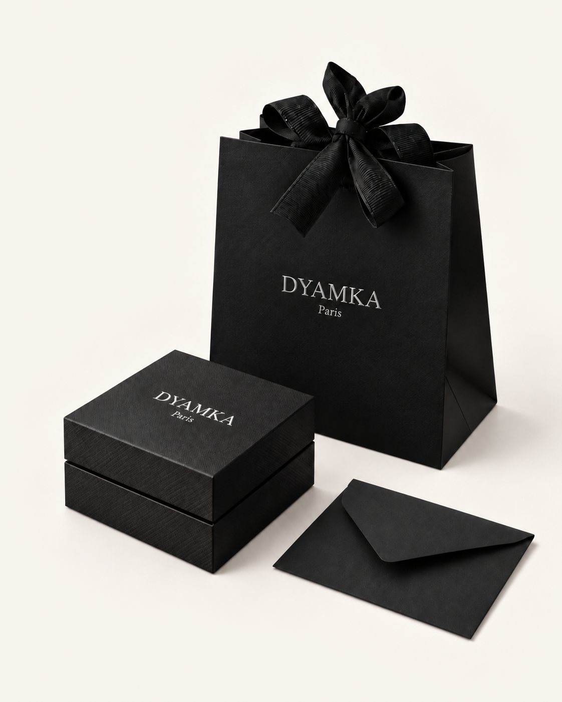 Écrin DYAMKA Paris noir, sac cadeau à nœud et enveloppe : packaging offert avec chaque bijou en or massif