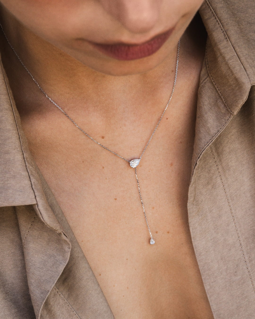 Collection LA POIRE — collier cravate Allure porté décolleté or blanc massif 14 carats diamant poire synthèse DYAMKA - CO04585TUB