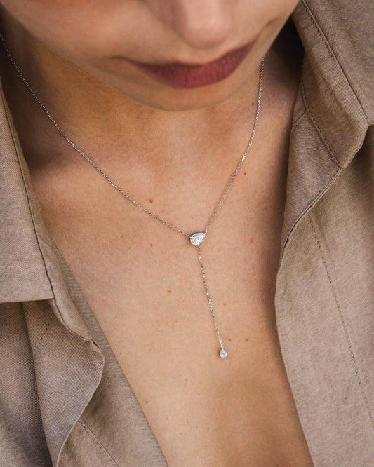 Collection LA POIRE — collier cravate Allure porté décolleté or blanc massif 14 carats diamant poire synthèse DYAMKA - CO04585TUB