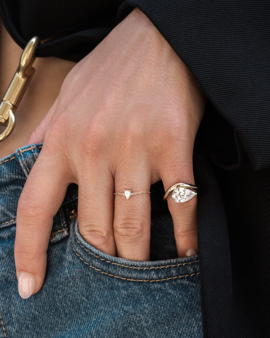 Collection LA POIRE — bagues or jaune massif 14 carats diamant taille poire synthèse portées main poche DYAMKA - BA0758505046J-BA0758505046B-BA0758505046R-BA0658501549J-BA0658501549B-BA0658501549R