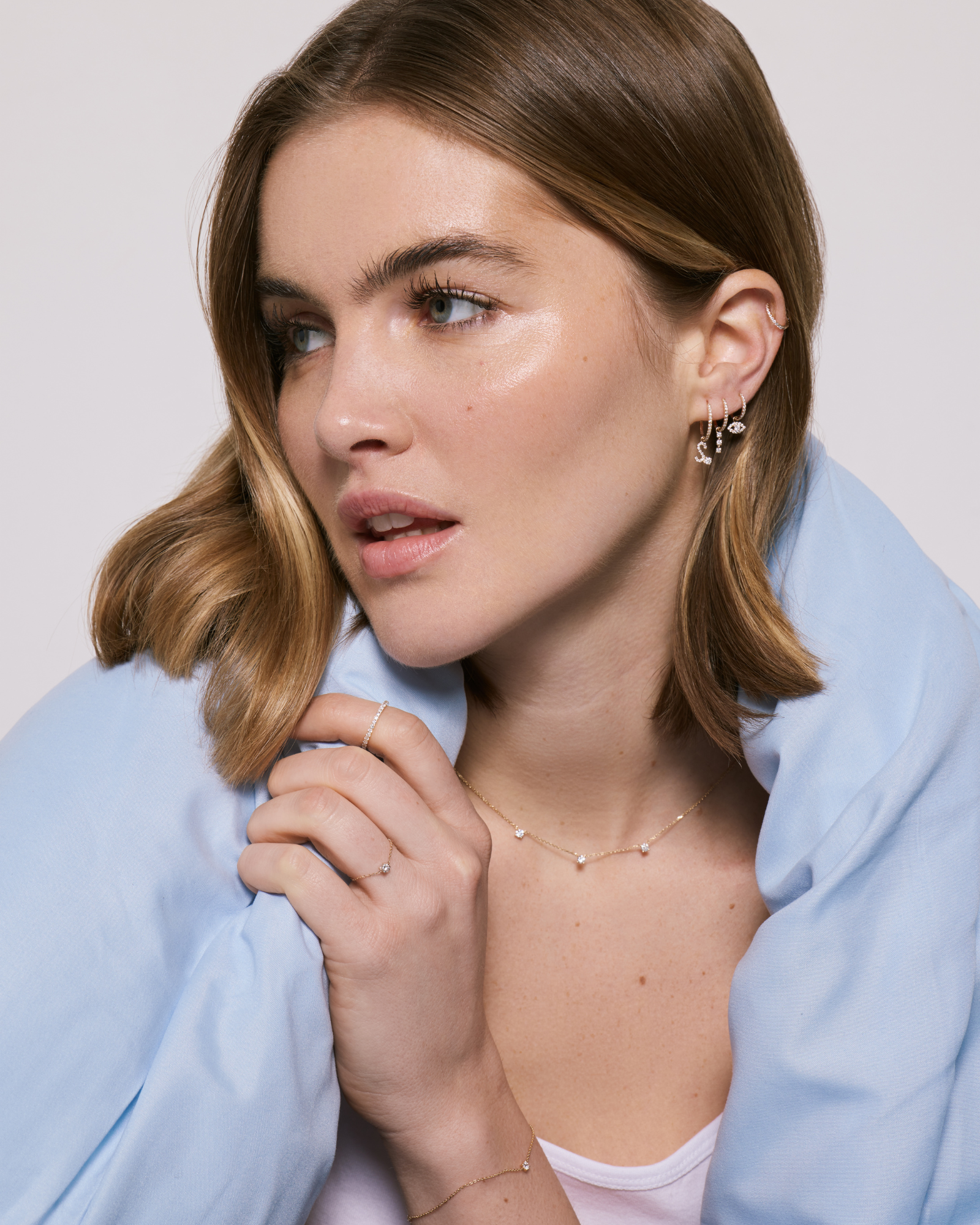 Collier 3 diamants 0,30 carat en or massif 375 jaune porté en ras du cou