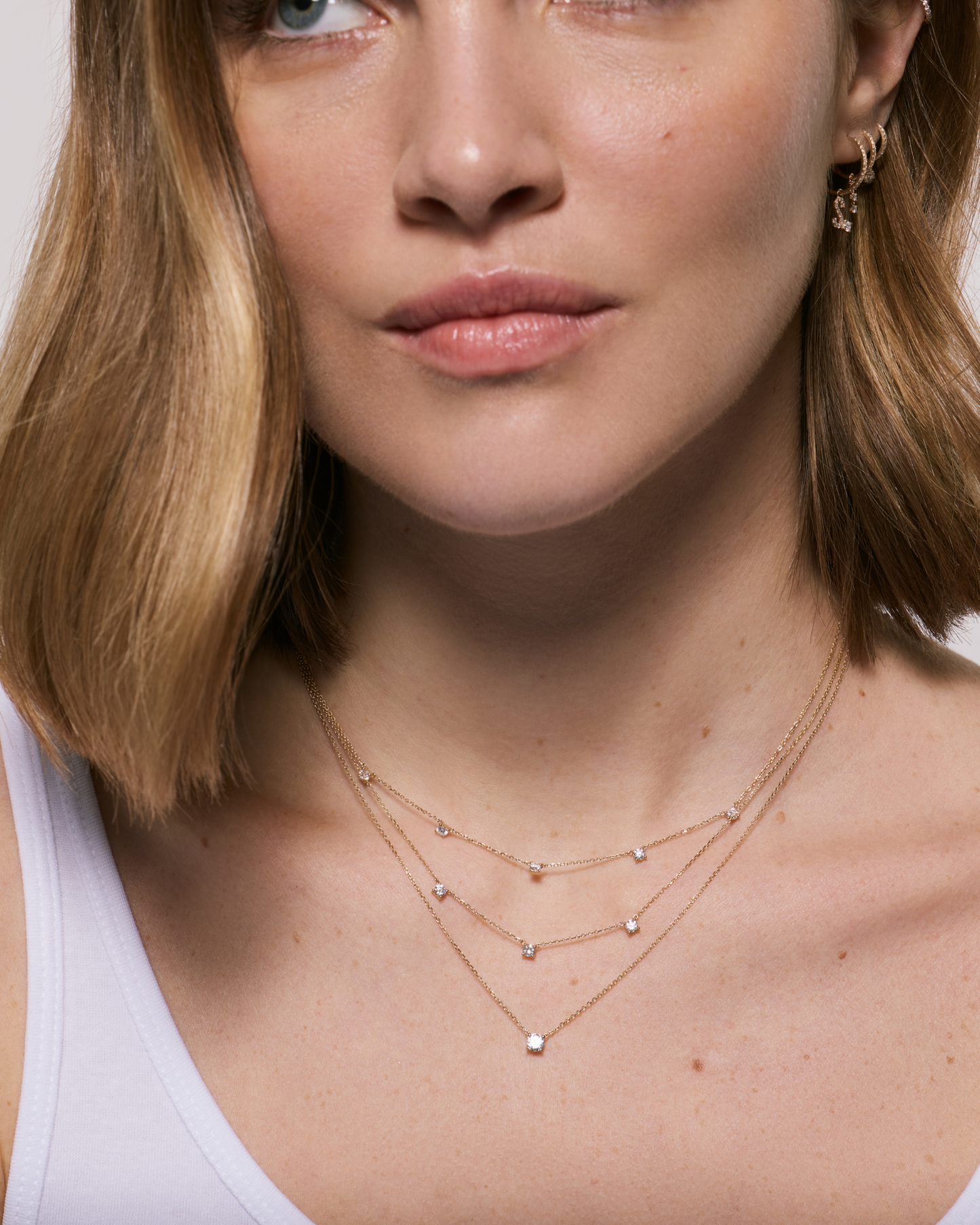 Composition avec un collier 3 diamants 0,30 carat en or massif 375