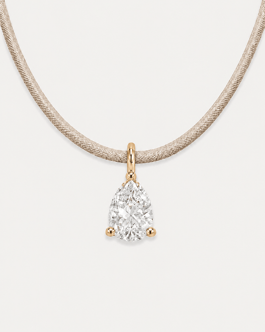 Détail Collier cordon beige LA POIRE Signature — or jaune massif 14 carats diamant synthèse taille poire 0,50 ct D–E VS+ DYAMKA