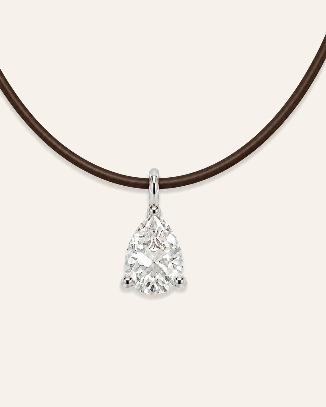 Détail collier cuir marron LA POIRE Signature — diamant de synthèse taille poire serti en or blanc massif 14 carats DYAMKA