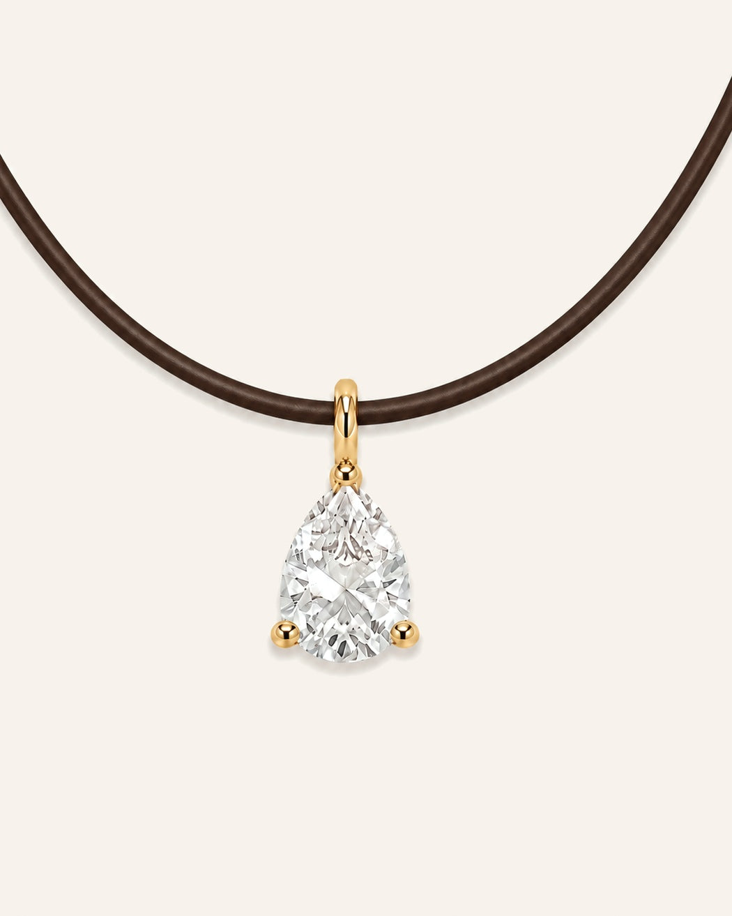 Détail collier cuir marron LA POIRE Signature — diamant de synthèse taille poire serti en or jaune massif 14 carats DYAMKA