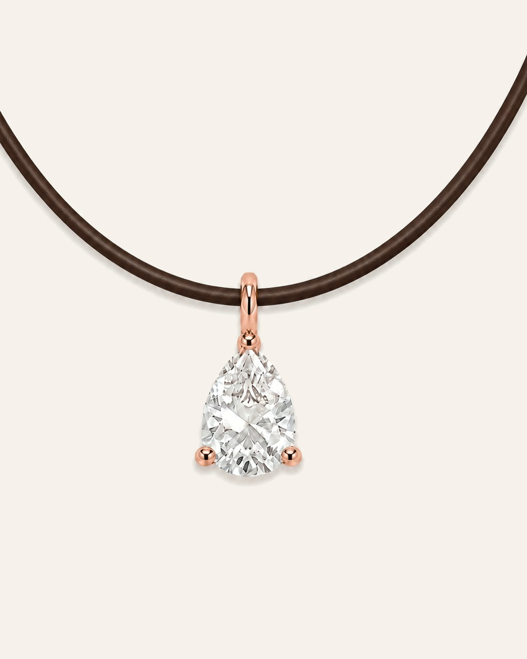 Détail collier cuir marron LA POIRE Signature — diamant de synthèse taille poire serti en or rose massif 14 carats DYAMKA