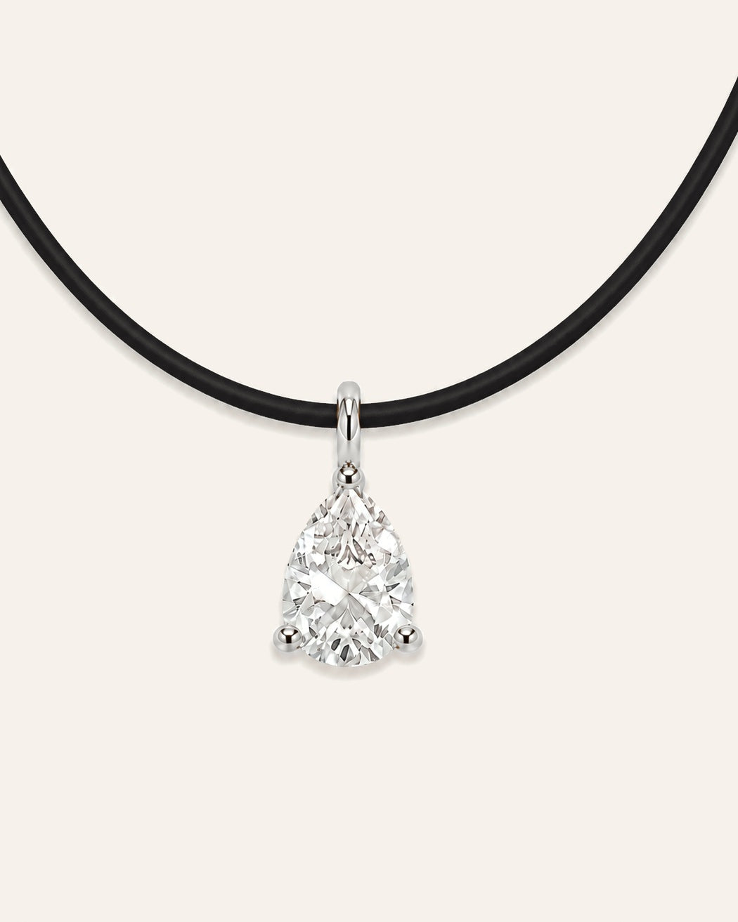 Détail collier cuir noir LA POIRE Signature — diamant de synthèse taille poire serti en or blanc massif 14 carats DYAMKA