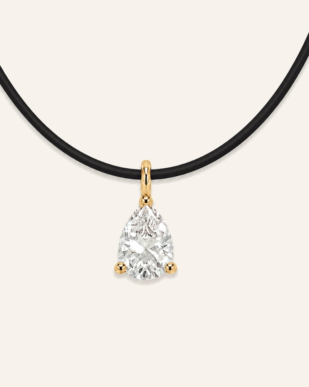 Détail collier cuir noir LA POIRE Signature — diamant de synthèse taille poire serti en or jaune massif 14 carats DYAMKA