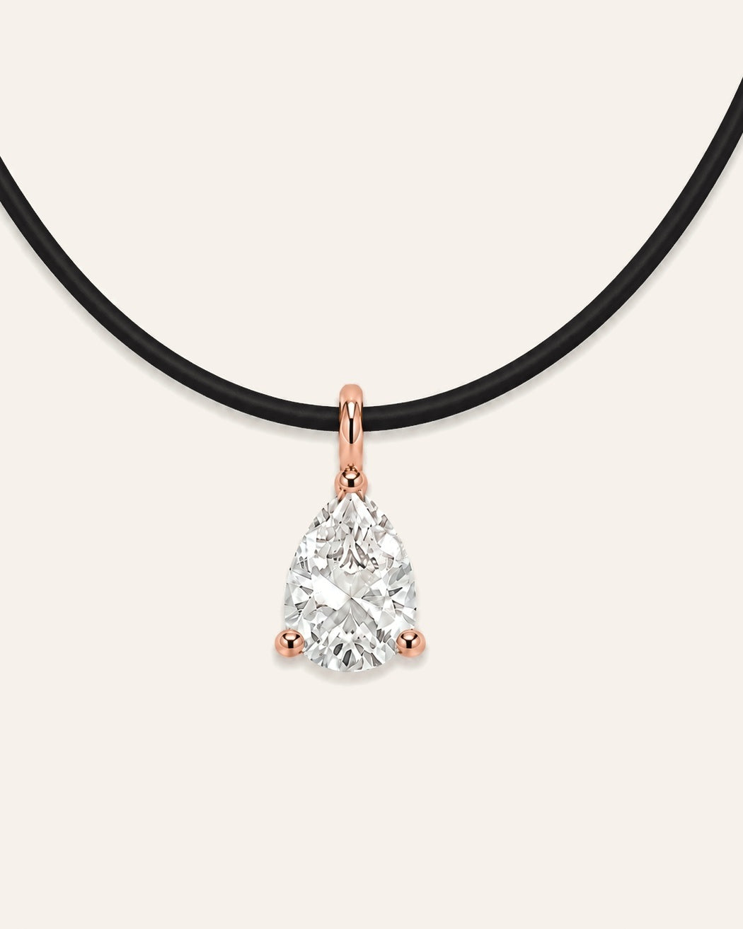 Détail collier cuir noir LA POIRE Signature — diamant de synthèse taille poire serti en or rose massif 14 carats DYAMKA