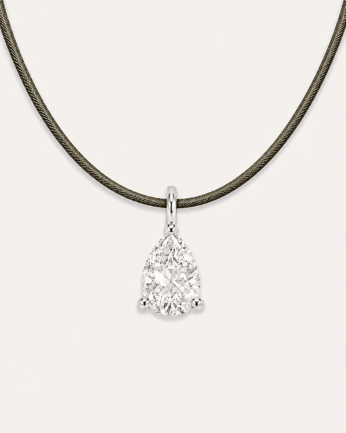 Détail Collier cordon vert olive LA POIRE Signature — or blanc massif 14 carats diamant synthèse taille poire 0,50 ct D–E VS+ DYAMKA