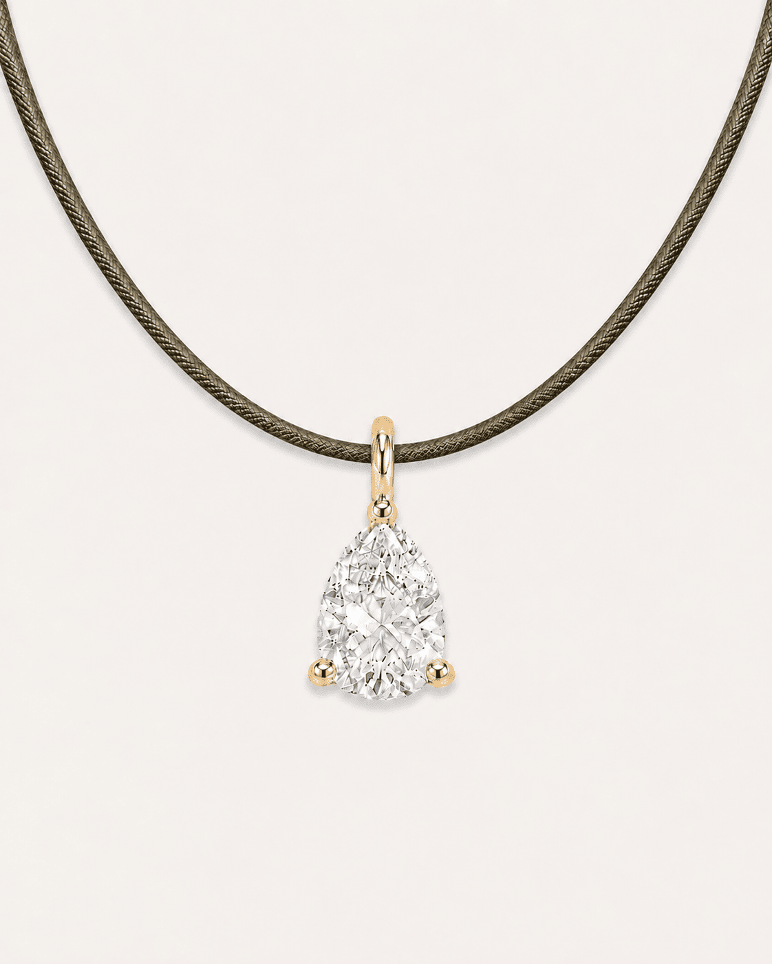 Détail Collier cordon vert olive LA POIRE Signature — or jaune massif 14 carats diamant synthèse taille poire 0,50 ct D–E VS+ DYAMKA