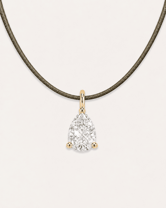 Détail Collier cordon vert olive LA POIRE Signature — or jaune massif 14 carats diamant synthèse taille poire 0,50 ct D–E VS+ DYAMKA