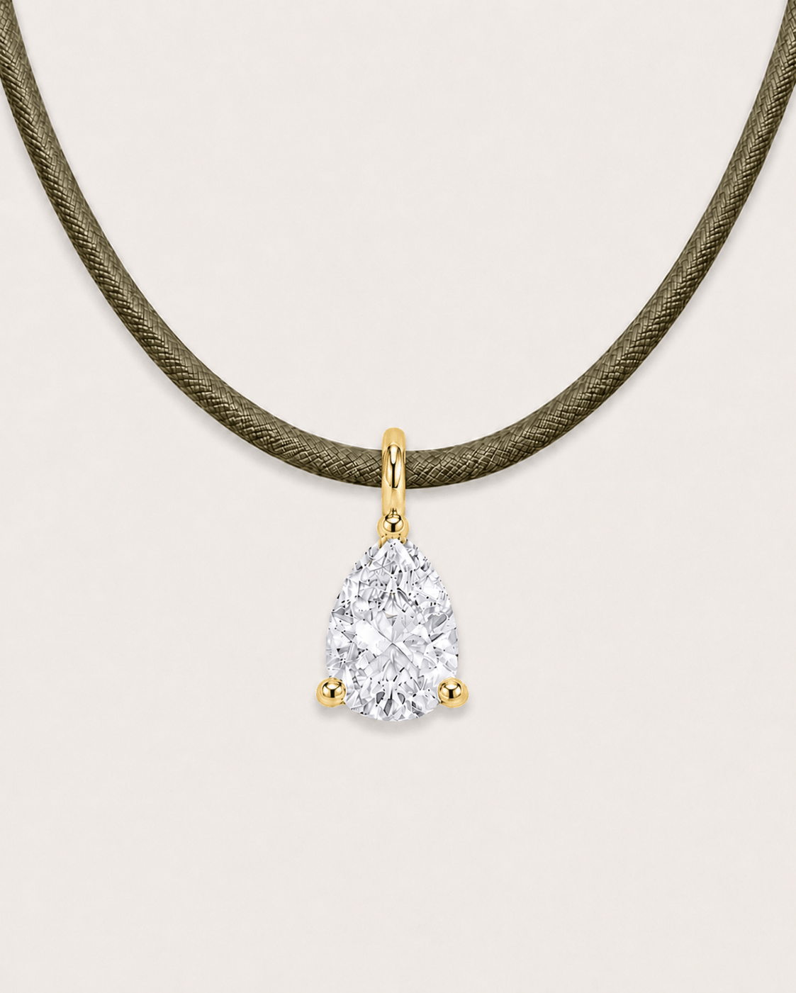 Détail Collier cordon vert olive LA POIRE Signature — or jaune massif 14 carats diamant synthèse taille poire 0,50 ct D–E VS+ DYAMKA