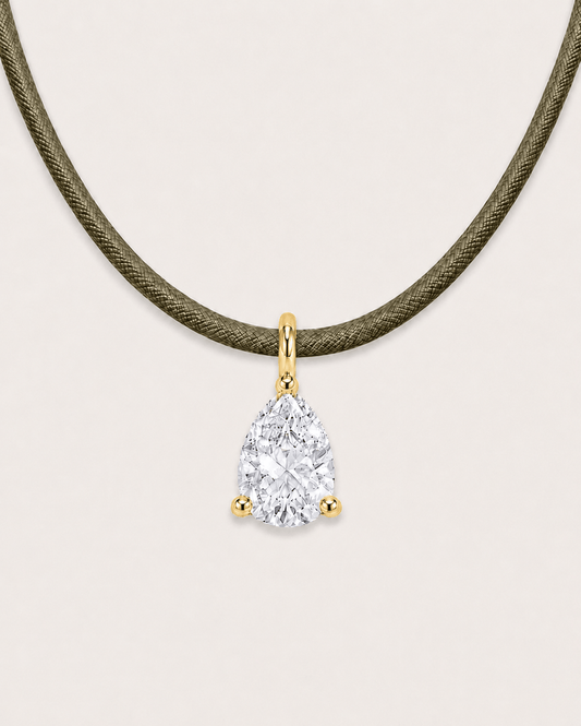 Détail Collier cordon vert olive LA POIRE Signature — or jaune massif 14 carats diamant synthèse taille poire 0,50 ct D–E VS+ DYAMKA