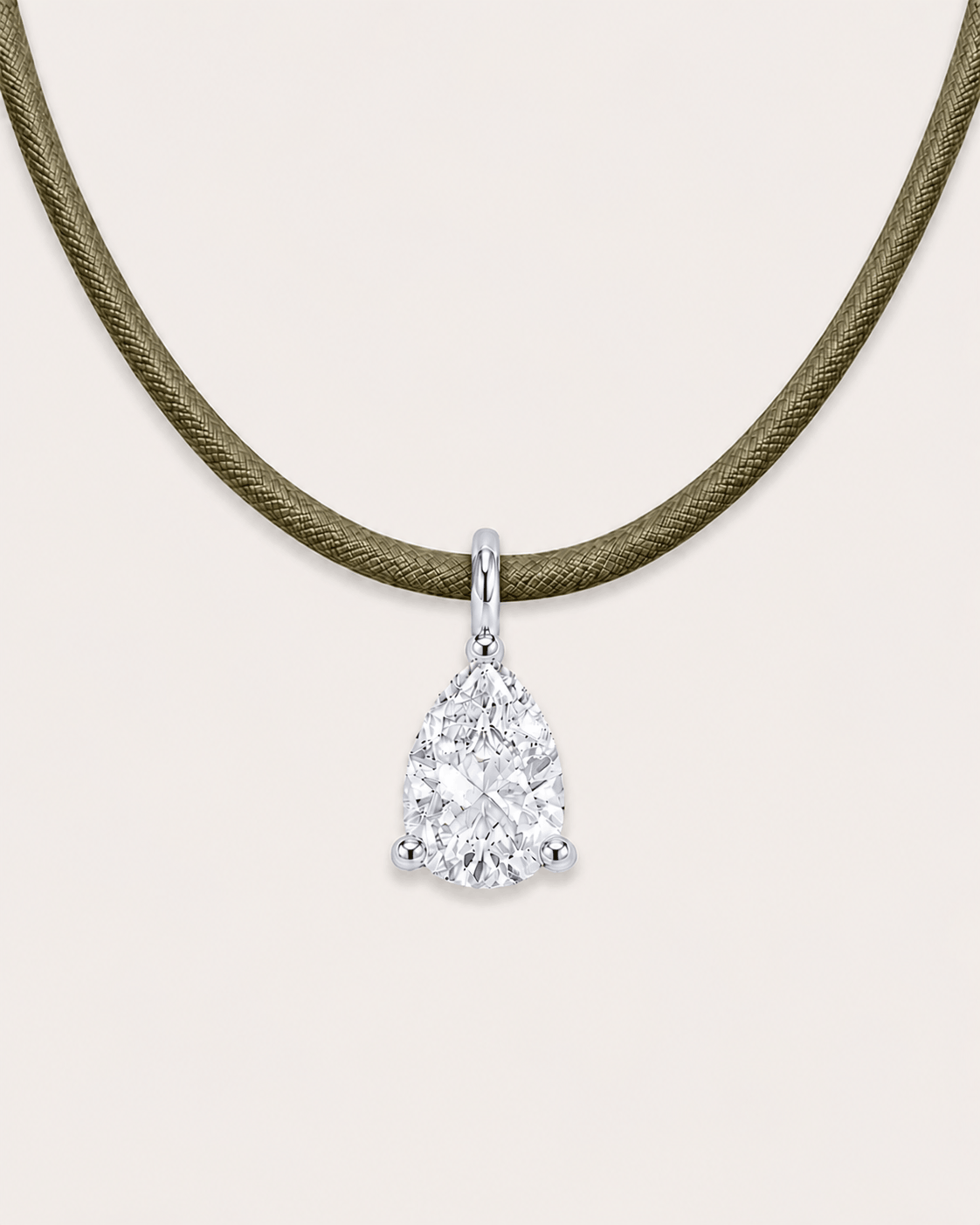 Détail Collier cordon vert olive LA POIRE Signature — or blanc massif 14 carats diamant synthèse taille poire 0,50 ct D–E VS+ DYAMKA