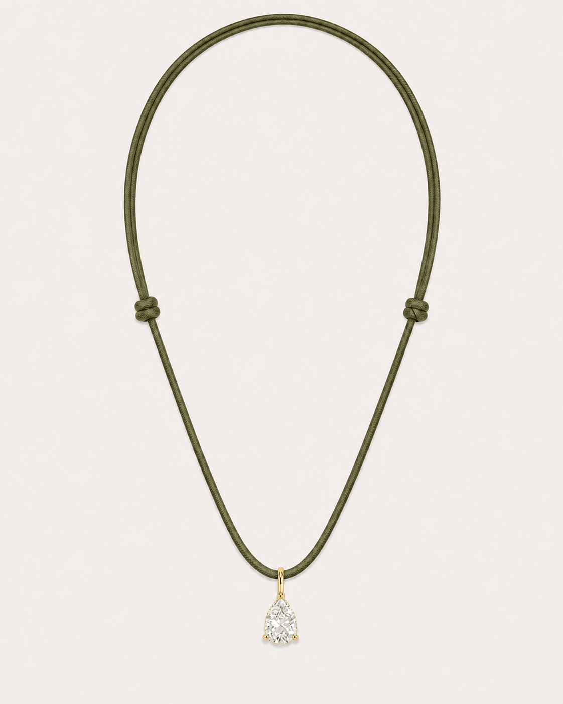 Collier cordon vert olive LA POIRE Signature — or jaune massif 14 carats diamant synthèse taille poire 0,50 ct D–E VS+ DYAMKA