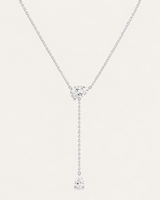 Collier cravate LA POIRE Allure — or blanc massif 14 carats deux diamants synthèse taille poire D–E VS+ DYAMKA