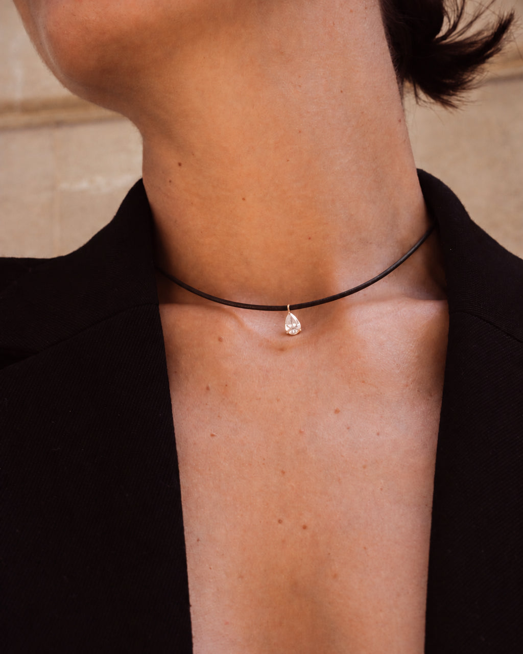 Collier cuir noir LA POIRE Signature porté — diamant de synthèse taille poire 1 carat en or massif 14 carats DYAMKA